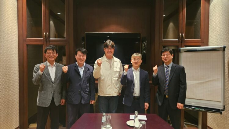 국토교통부 이우제 도로국장과 한국도로공사 임찬수 해외사업처장은 4월 10일 오전 카자흐스탄 한인회장을 면담하고 카자흐스탄의 도로 상황과 현지에서 느끼는 교통 인프라에 대해 이야기하고 향후 한국 기업들의 참여에 대하여 청취하는 시간을 가졌다.