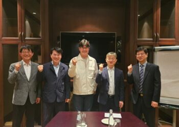 국토교통부 이우제 도로국장과 한국도로공사 임찬수 해외사업처장은 4월 10일 오전 카자흐스탄 한인회장을 면담하고 카자흐스탄의 도로 상황과 현지에서 느끼는 교통 인프라에 대해 이야기하고 향후 한국 기업들의 참여에 대하여 청취하는 시간을 가졌다.