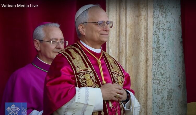 바티칸에서 흰 연기가 피어오르다, 레오 14세 교황 선출