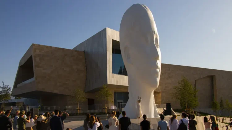 알마티 도심에 등장한 ‘나데스’…12미터 조각상이 전하는 침묵의 메시지