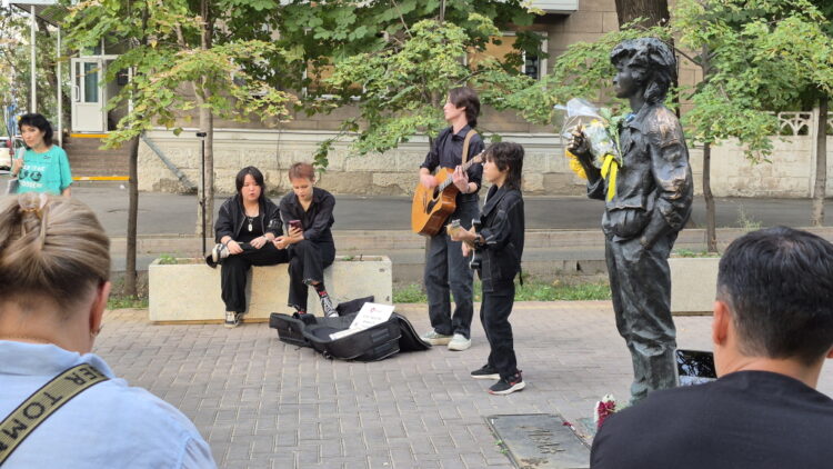 광복 80주년의 날, 알마티 거리에서 울려 퍼진 또 하나의 기억… 빅토르 초이 35주기 추모 행사 열려