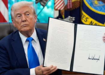 트럼프 행정부, H-1B 비자에 10만 달러 보증금 검토