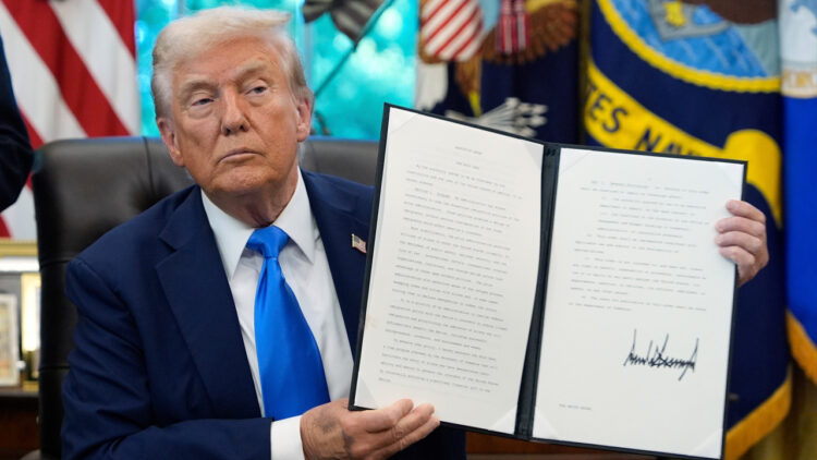 트럼프 행정부, H-1B 비자에 10만 달러 보증금 검토