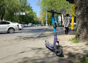 알마티시, 전동킥보드 무질서 주차 문제 해결 위해 전용 구역 확대 추진