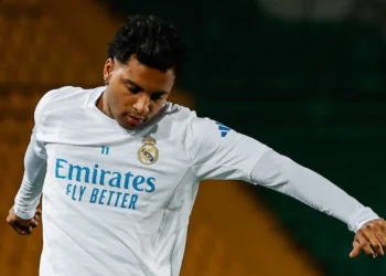 레알 마드리드, 알마티 도착… 팬들 열광 속 호텔 앞 ‘폭죽 응원’ 예고