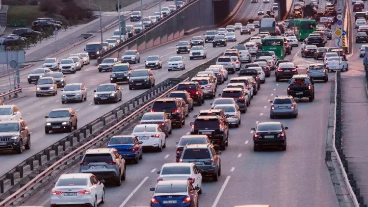 알마티시, 교통 혼잡 완화 위해 행정·교육기관 운영시간 대대적 조정