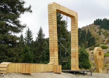 알마티 푸르마노프 봉우리 인근 그네 시설 재정비… 해발 2,524m 지점에 휴식 공간 마련