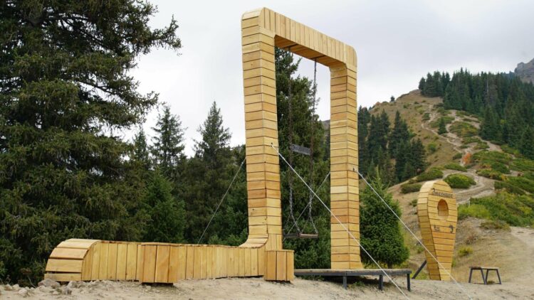 알마티 푸르마노프 봉우리 인근 그네 시설 재정비… 해발 2,524m 지점에 휴식 공간 마련