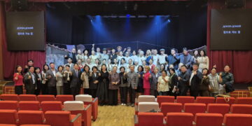 알마티 고려극장에서 『독립군: 끝나지 않은 전쟁』 다큐 제작 공로자에 감사패 수여