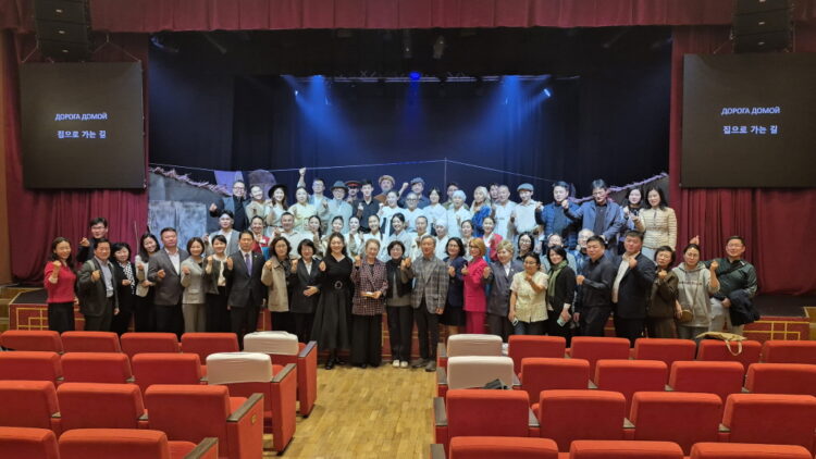 알마티 고려극장에서 『독립군: 끝나지 않은 전쟁』 다큐 제작 공로자에 감사패 수여