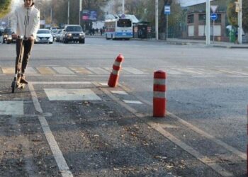 알마티시, 자전거도로 차단봉 철거…겨울철 도로 정비 대비