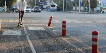 알마티시, 자전거도로 차단봉 철거…겨울철 도로 정비 대비