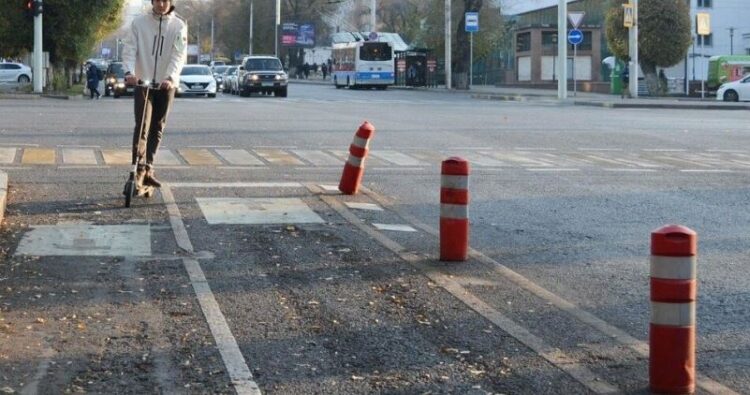 알마티시, 자전거도로 차단봉 철거…겨울철 도로 정비 대비