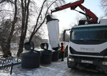 알마티, 대규모 플라스틱 쓰레기통 설치 이유 밝혀