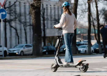카자흐스탄 하원, 전동킥보드 이용자 의무조건 도입 논의