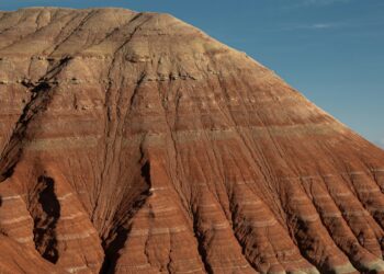 알마티 인근, 이색적인 ‘백색과 준엄한 산맥’ 풍경