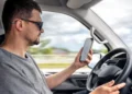 카자흐스탄 운전 중 휴대전화 사용 규정…핸즈프리만 허용, 위반 시 과태료 부과