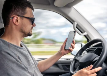 카자흐스탄 운전 중 휴대전화 사용 규정…핸즈프리만 허용, 위반 시 과태료 부과