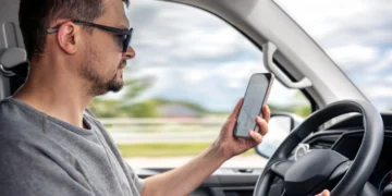 카자흐스탄 운전 중 휴대전화 사용 규정…핸즈프리만 허용, 위반 시 과태료 부과