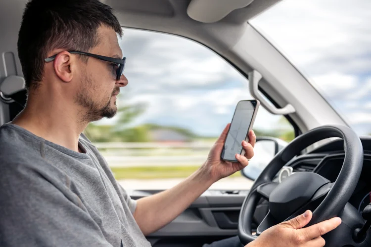 카자흐스탄 운전 중 휴대전화 사용 규정…핸즈프리만 허용, 위반 시 과태료 부과