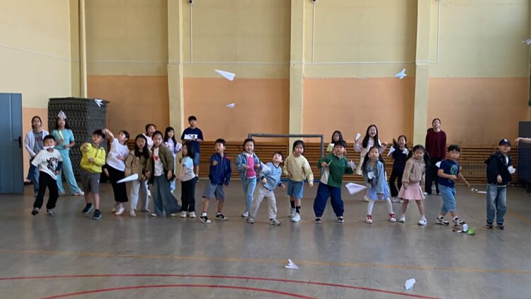 창공을 가르는 동심… 알마티토요한글학교, ‘제1회 종이비행기 날리기 대회’ 개최