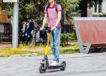 알마티, 8월 25일부터 전동킥보드 인도 주행 전면 금지…성인 운전면허 소지자만 대여 가능