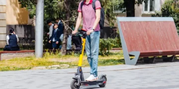 알마티, 8월 25일부터 전동킥보드 인도 주행 전면 금지…성인 운전면허 소지자만 대여 가능
