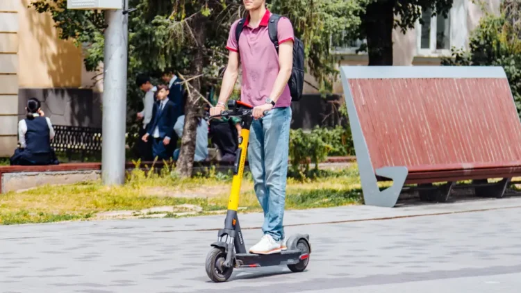 알마티, 8월 25일부터 전동킥보드 인도 주행 전면 금지…성인 운전면허 소지자만 대여 가능
