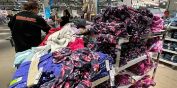 EU, 대기업의 미판매 의류·신발 폐기 금지 시행…재사용·재활용 의무화