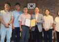 [포토 단신] 강동희 전문 산악인, 알마티 총영사관에서 인명 구조 활동에 대한 감사장 받아