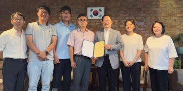 [포토 단신] 강동희 전문 산악인, 알마티 총영사관에서 인명 구조 활동에 대한 감사장 받아