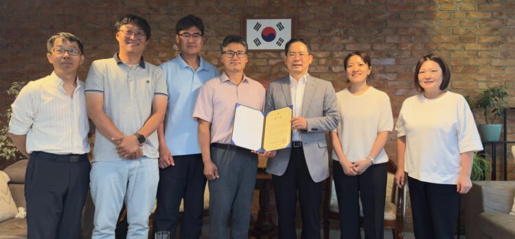 [포토 단신] 강동희 전문 산악인, 알마티 총영사관에서 인명 구조 활동에 대한 감사장 받아